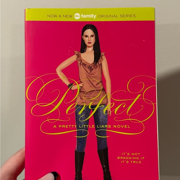 Pretty Little Liars “Perfect” Book - Picture 2 of 5
